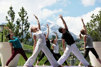 Yoga mit Blick in die Berge