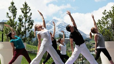 Yoga mit Blick in die Berge