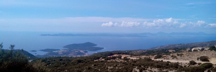 Beim Wandern genießen Sie einen atemberaubenden Ausblick von Vrachona auf Korfu