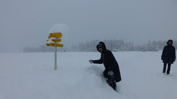 Spaß beim Spaziergang durch die Schneeberge 