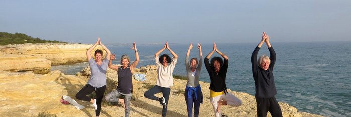Entspannung beim Yoga an den Buchten der Algarve 