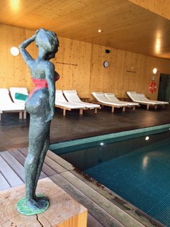 Der Indoor Pool des Hotels zur Erfrischung nach dem Yoga