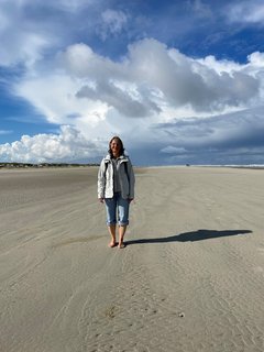 Die herbstliche Sonne am Strand genießen