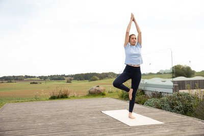 Yoga üben mit Blick in die Weite