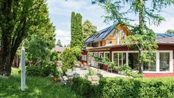 yoga-reisen-deutschland-alpen-bio-seminarhotel-seinz-garten Das Bio-Seminarhotel wird umgeben von einem wunderschönen Garten