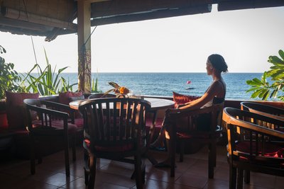 Genießen Sie den Blick auf das Meer vom Restaurant aus des Mandals auf Bali 
