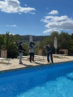 Filmarbeiten am Pool der Finca