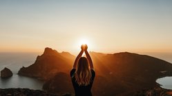 yoga-junge-frau-sonne-landschaft Yoga bei Sonnenuntergang