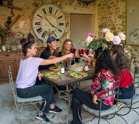 Eine Gruppe beim gemeinsamen Essen