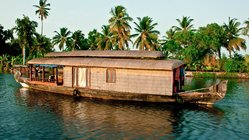 indien-kerala-backwaters-hausboot-houseboat-karlokolumno-weareaway-pixabay-2075753 Die Fahrt auf den Backwaters ist ein ganz besonderes Erlebnis