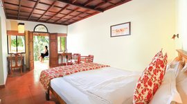 In dem Chalet lässt es sich entspannen und auf der Terrasse die Sonne genießen