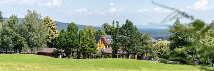 Gebäude eingebettet in der Natur