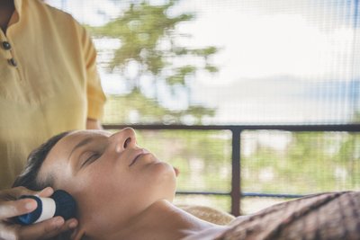 Entspannen Sie bei einer Gesichtsmassage im Kamalaya