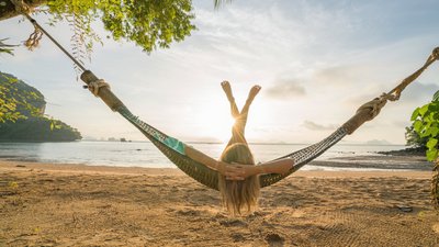 Traumhafte Aussicht auf das Meer von der Hängematte aus in Thailand Traumhafte Aussicht auf das Meer von der Hängematte aus in Thailand