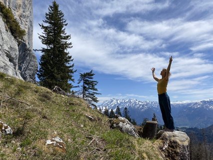 Yogalehrerin Hilde Peer in den Bergen