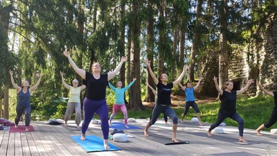 Üben Sie gemeinsam auf der Yoga-Plattform mitten im Grünen Üben Sie gemeinsam auf der Yoga-Plattform mitten im Grünen