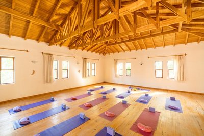 Der helle Yogaraum der LYKIA Lodge