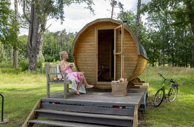 Die Fas-Sauna mit Blick auf den See und mitten in der Natur