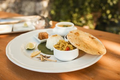 Ausgewogene Küche mit frischen Zutaten