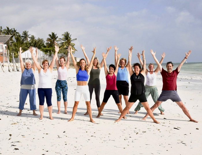 Yogagruppe am Strand von Sansibar