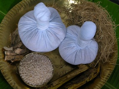 Die vorbereiteten Kräuterstempel für eine Ayurveda Kur warten auf ihren Einsatz