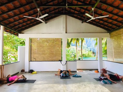 Yogastunden im offenen Yoga-Raum umgeben von Natur