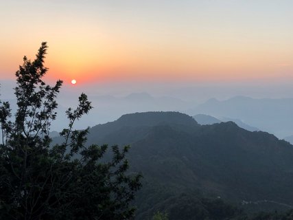 Das Farbenspiel der Sonne über den Bergen