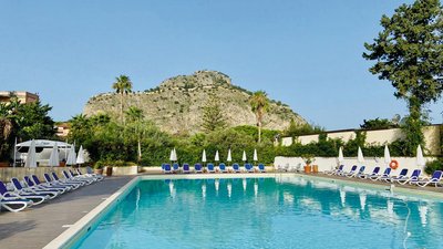 Abkühlen auf großen Pool im Hotel Kalura