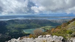 yoga-urlaub-krotien-kvarner-bucht-hotel-balatura-berg-wandern Traumhafter Ausblick auf die Kroatische Natur beim Wandern