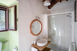 Ein Badezimmer in der Villa Junior Suite