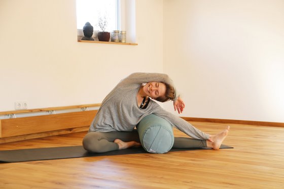 yoga-stil-yin-yoga Kursleiterin praktiziert Yin Yoga
