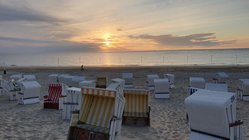 minka-hauschild-naturhotel-baltrum-strand-korb Die Strandkörbe im warmen Licht des Sonnenuntergangs.