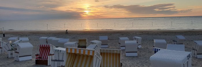 Die Strandkörbe im warmen Licht des Sonnenuntergangs.
