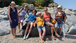 yoga-urlaub-italien-sardinien-galanias-gruppe-ausflug Strahlend blauer Himmel und lachende Gesichter.