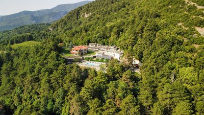 Das Hotel Fakis inmitten des Waldes Das Hotel Fakis inmitten des Waldes