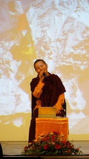 Als die kleine, buddhistische Nonne aus Nepal mit Ihrer Band die Bühne betrat, war der ganze Raum mit einer positiven Energie geladen