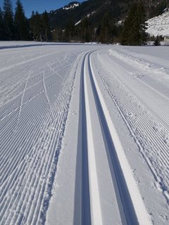 Ski-Spuren im Schnee