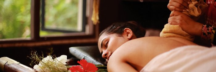Entspannen Sie bei einer ausgiebigen Ayurveda-Massage während Ihrer Kur