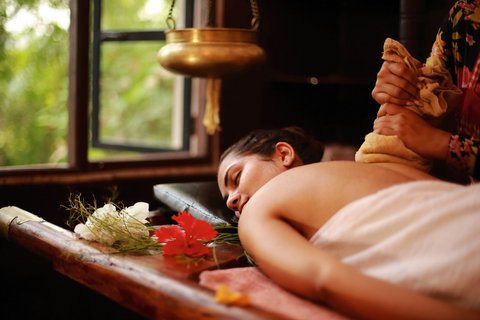 Entspannen Sie bei einer ausgiebigen Ayurveda-Massage während Ihrer Kur