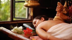 ayurveda-kuren-reisen-massagen-ruecken-behandlung-frau Entspannen Sie bei einer ausgiebigen Ayurveda-Massage während Ihrer Kur