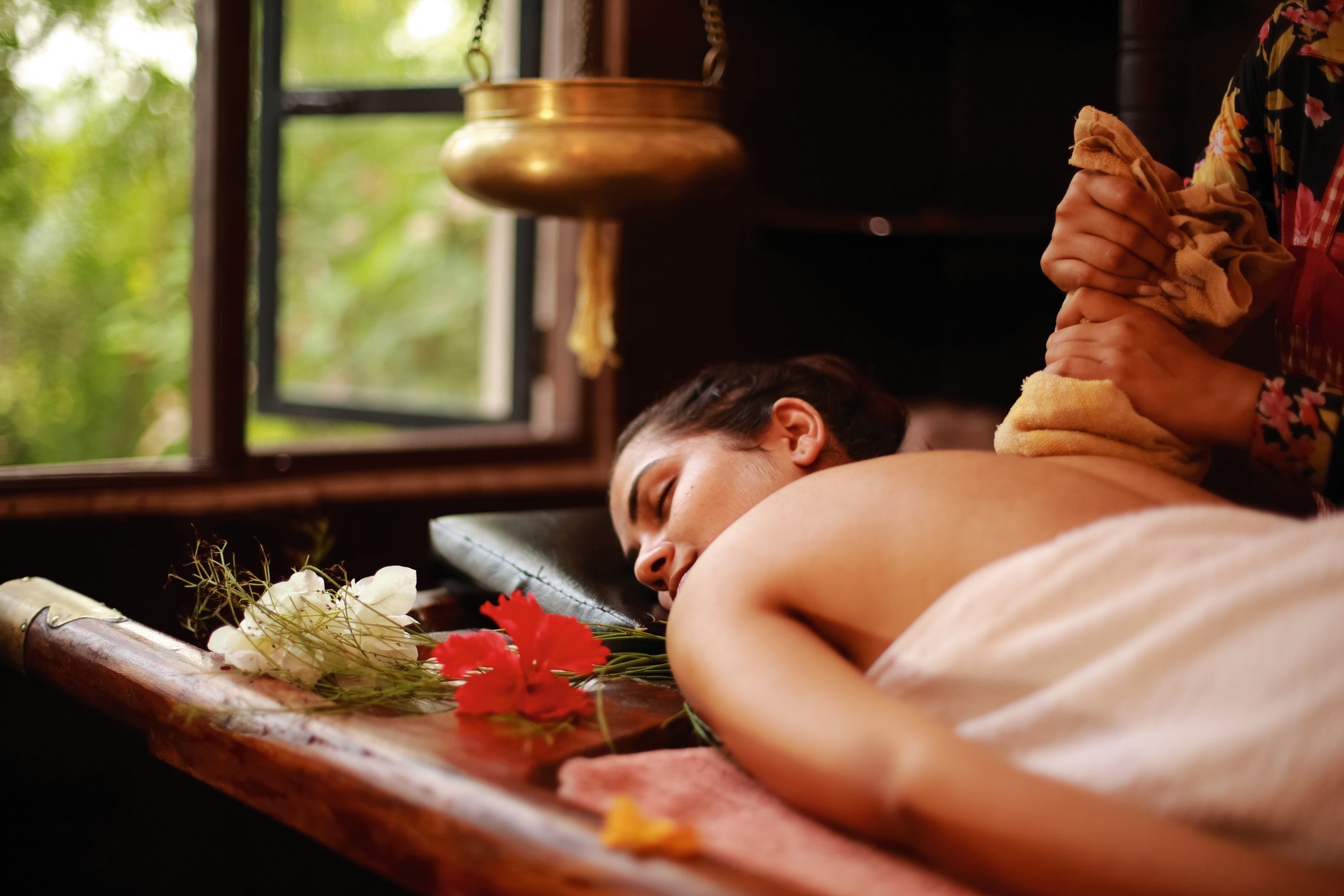 ayurveda-kuren-reisen-massagen-ruecken-behandlung-frau Entspannen Sie bei einer ausgiebigen Ayurveda-Massage während Ihrer Kur