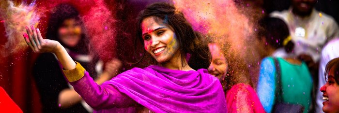 Frohes Holi Fest mit bunter Farbenpracht