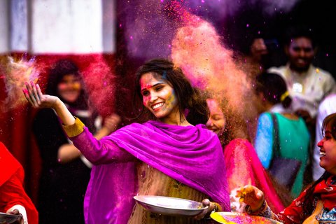 Frohes Holi Fest mit bunter Farbenpracht