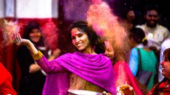 Frohes Holi Fest mit bunter Farbenpracht