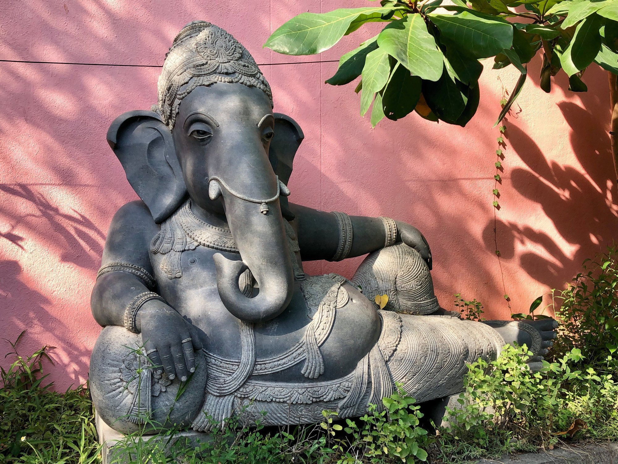 Religiöse Figuren finden Sie in Indien an jeder Ecke