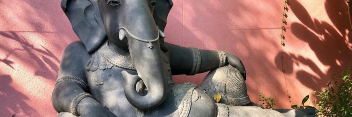Religiöse Figuren finden Sie in Indien an jeder Ecke