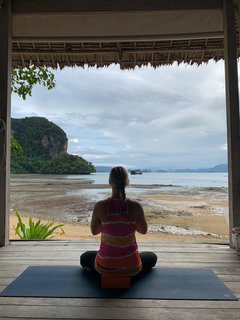Yoga mit Blick auf das Meer - Gibt es etwas Schöneres?