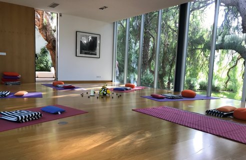 Der Yoga-Raum mit Dekoration 