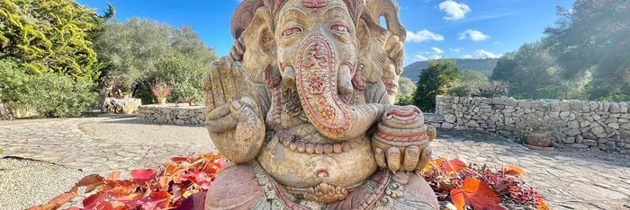 Der Ganesha thront im Garten der Finca Son Mola Vell