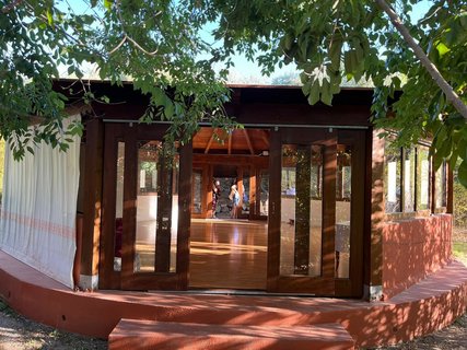 Die Yoga-Hall im Hotel Galanias ist schattig in der Anlage gelegen.
